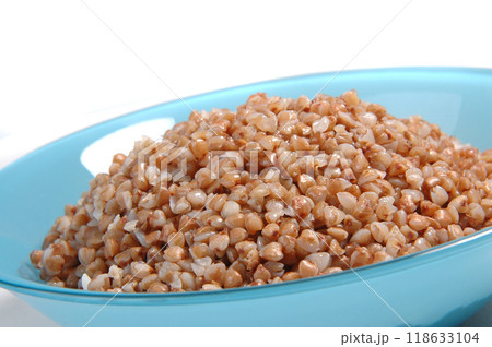 groats in plate on white 118633104