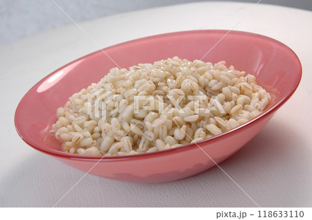 groats in plate on white 118633110