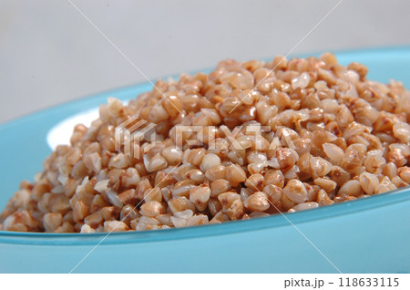 groats in plate on white 118633115