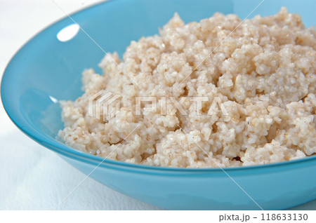groats in plate on white 118633130