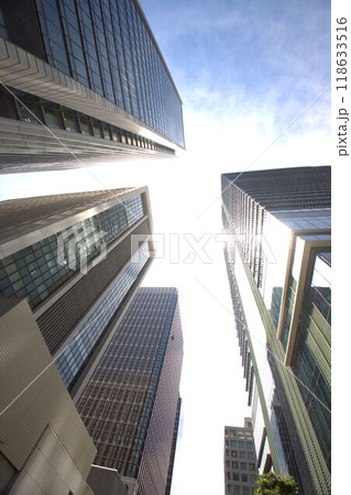 ビルの谷間から空を見上げる 118633516