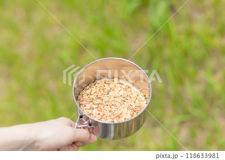 アウトドアでの燻製チップイメージ　(写真素材) 118633981