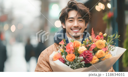 花束を持った爽やかな笑顔の若い男性 118634031