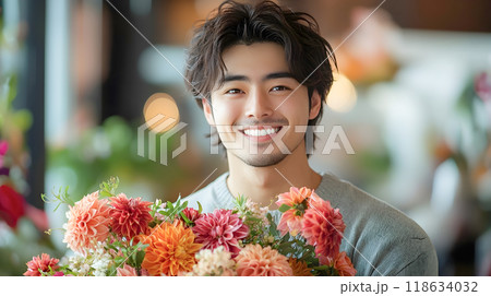 花束を持った爽やかな笑顔の若い男性 118634032