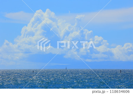 海に浮かぶ白い雲 海に浮かぶ白い雲 118634606