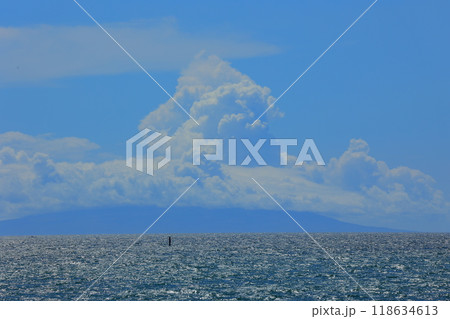 海に浮かぶ白い雲 118634613