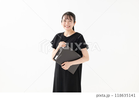 バインダーを持つ女性 バインダーを持つ女性 118635141