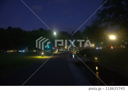 夜の金沢市の城下町 118635745