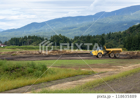 基盤整備場のダンプトラック 基盤整備場のダンプトラック 118635889