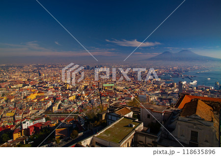 イタリア共和国カンパニア州ナポリ　世界遺産ナポリ歴史地区のサンテルモ城からの市街とヴェスヴィオ山眺望 118635896
