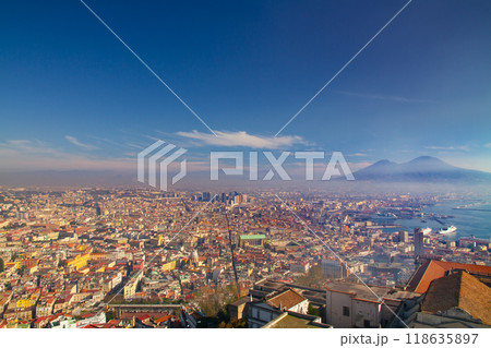 イタリア共和国カンパニア州ナポリ　世界遺産ナポリ歴史地区のサンテルモ城からの市街とヴェスヴィオ山眺望 118635897