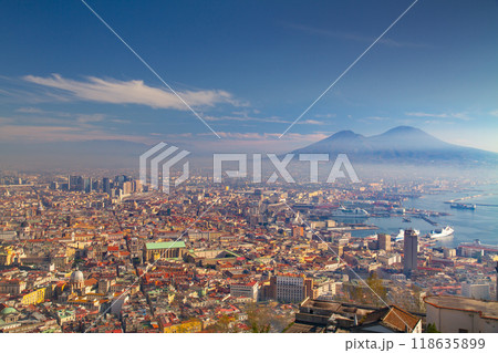 イタリア共和国カンパニア州ナポリ　世界遺産ナポリ歴史地区のサンテルモ城からの市街とヴェスヴィオ山眺望 118635899