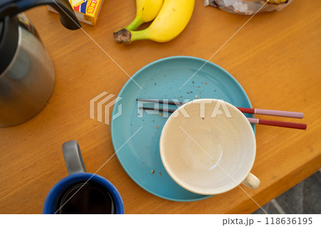食後のお皿がテーブルに置きっぱなし 118636195