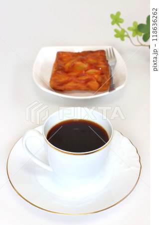コーヒーとアップルパイ(縦構図) コーヒーとアップルパイ(縦構図) 118636262