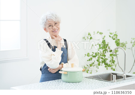 キッチンで料理する高齢者女性（考える・悩む） 118636350