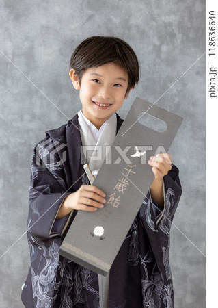 七五三5歳の着物を着た男の子 118636640