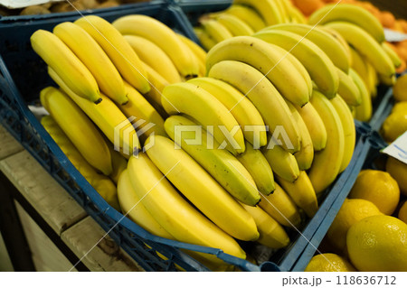 Fresh bananas in plastic boxes on big market 118636712