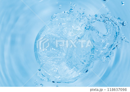 パイプから吹き出す水. パイプから吹き出す水. 118637098