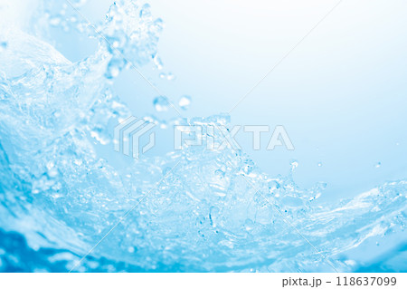 青の背景に波のように舞う水しぶき. 青の背景に波のように舞う水しぶき. 118637099
