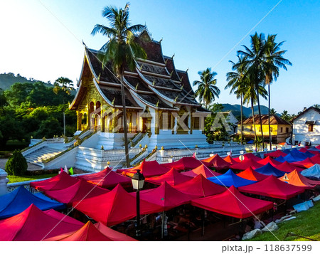 東南アジア　ラオスの古都ルアンパバーンの寺院とマーケット 118637599