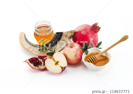 Rosh Hashanah Holiday Symbols. Traditional Rosh Hashanah items including pomegranate, apple, honey, and shofar 118637771