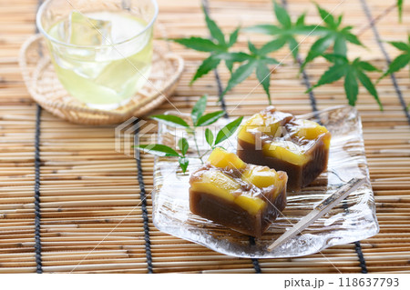 栗蒸し羊羹 秋の和菓子 栗入り蒸し羊羹と冷茶 栗蒸し羊羹 秋の和菓子 栗入り蒸し羊羹と冷茶 118637793