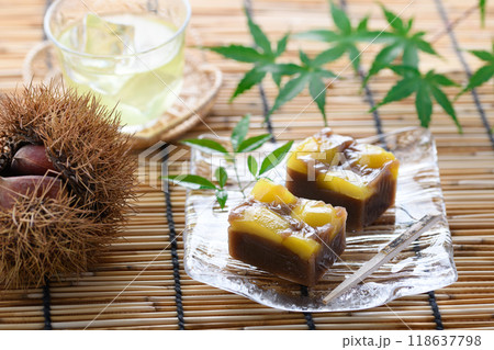 栗蒸し羊羹　秋の和菓子　栗入り蒸し羊羹と冷茶 118637798