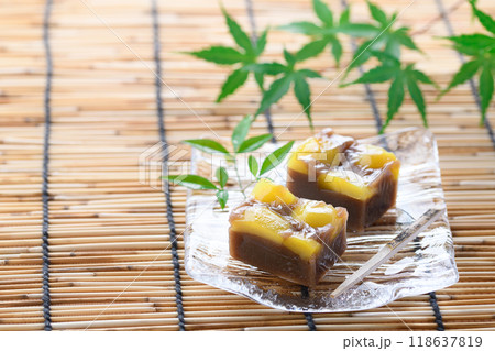 栗蒸し羊羹 秋の和菓子 栗入り蒸し羊羹の盛り付け 栗蒸し羊羹 秋の和菓子 栗入り蒸し羊羹の盛り付け 118637819