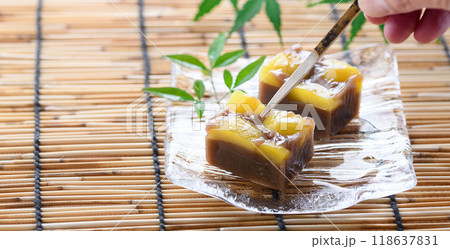 栗蒸し羊羹　秋の和菓子　栗入り蒸し羊羹の盛り付け 118637831