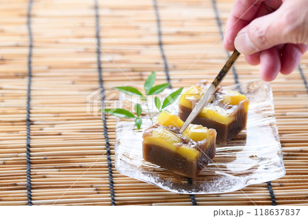 和菓子 ようかん ( 栗蒸し羊羹 ) 和菓子 ようかん ( 栗蒸し羊羹 ) 118637837