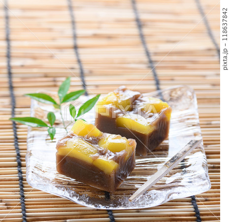 栗蒸し羊羹　秋の和菓子　栗入り蒸し羊羹の盛り付け 118637842