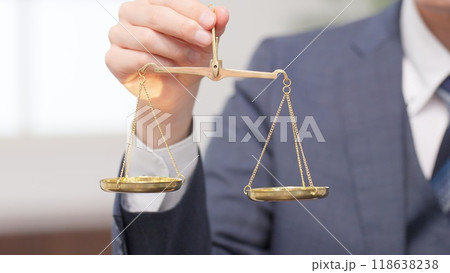 天秤を持つビジネスマンの手元 118638238