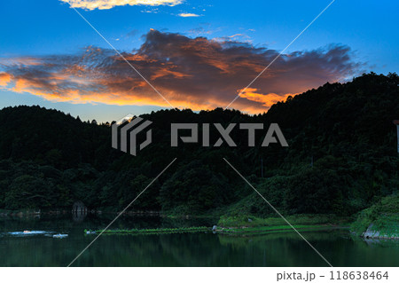 奈良市東部の布目ダム初秋の夕景 ダム湖の対岸 山際に現れた雄大な夕焼け雲① 奈良市東部の布目ダム初秋の夕景 ダム湖の対岸 山際に現れた雄大な夕焼け雲① 118638464