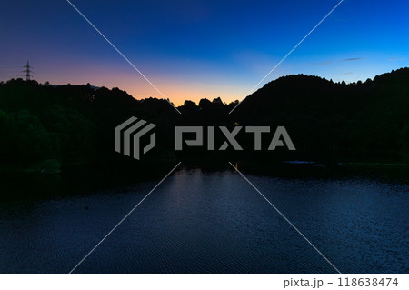 奈良市東部の布目ダム初秋の夕景　日没後山際に残った夕焼けの残照と深い青に染まるブルーモーメントの空➂ 118638474