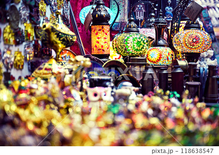 中東オマーンの首都、マスカットのスークにある雑貨店 118638547