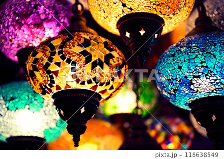 中東オマーン、ニズワのスークのガラスランプ 118638549