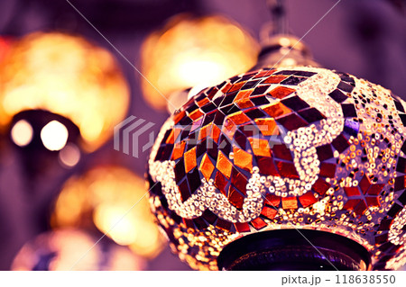 中東オマーンの古都、ニズワのスークのガラスランプ 118638550