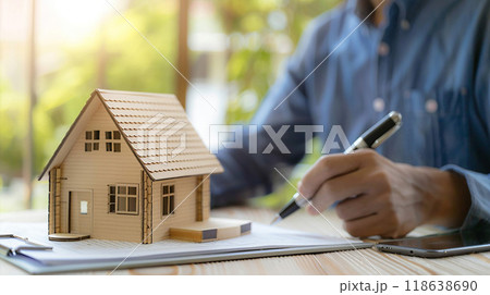 House purchase contract consultation, lawyer explaining terms to clients, House purchase contract consultation, lawyer explaining terms to clients, 118638690