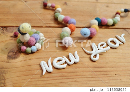 羊毛フェルトのボールで作ったへびの年賀素材 　　　　　　  118638923