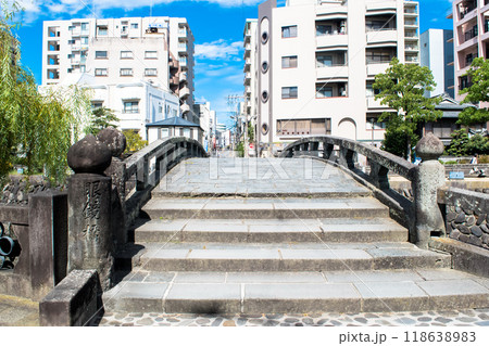 長崎の眼鏡橋の袂 118638983