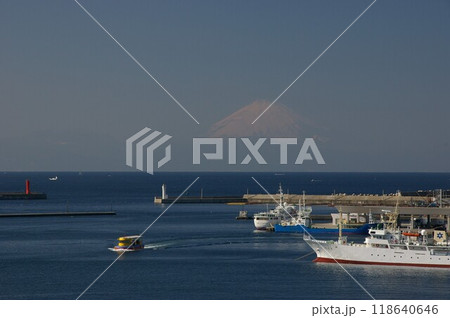 城ヶ島大橋から富士山を眺望できる三浦三崎漁港に水中観光船3 118640646