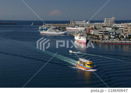 城ヶ島大橋から富士山を眺望できる三浦三崎漁港に水中観光船2 城ヶ島大橋から富士山を眺望できる三浦三崎漁港に水中観光船2 118640647