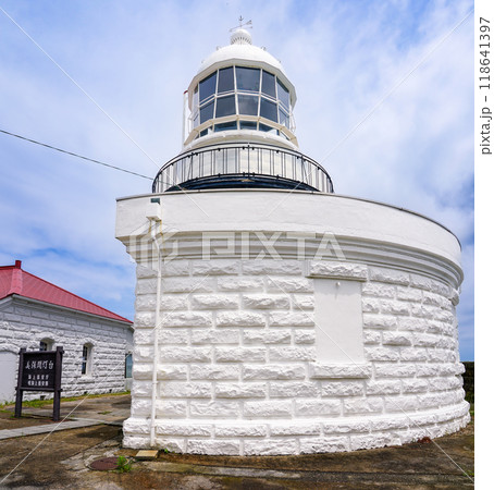 日本海に突き出した山陰最古の美保関灯台（島根県松江市） 118641397