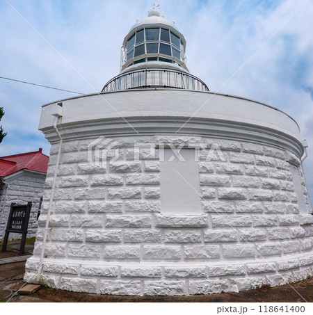 日本海に突き出した山陰最古の美保関灯台（島根県松江市） 118641400