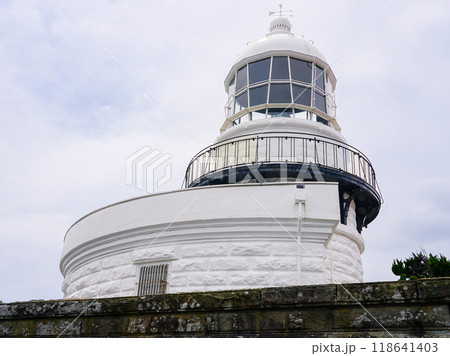 日本海に突き出した山陰最古の美保関灯台（島根県松江市） 118641403