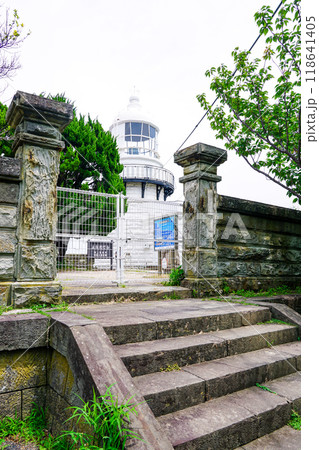 日本海に突き出した山陰最古の美保関灯台（島根県松江市） 118641405