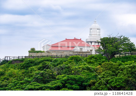 日本海に突き出した山陰最古の美保関灯台（島根県松江市） 118641428
