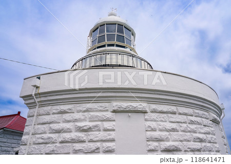 日本海に突き出した山陰最古の美保関灯台（島根県松江市） 118641471