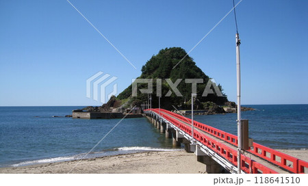 快晴の青空と海と白山島に架かる赤い橋 118641510