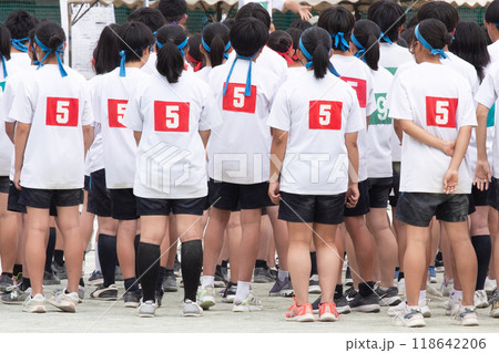体操着を着てグランドに集まる中学生の後ろ姿 体育祭 体操着を着てグランドに集まる中学生の後ろ姿 体育祭 118642206